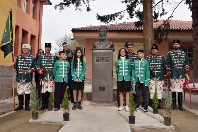 Община Сливен: Откриха бюст-паметник на Христов Ботев в с. Самуилово