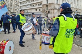 Румъния - полицаи - протест