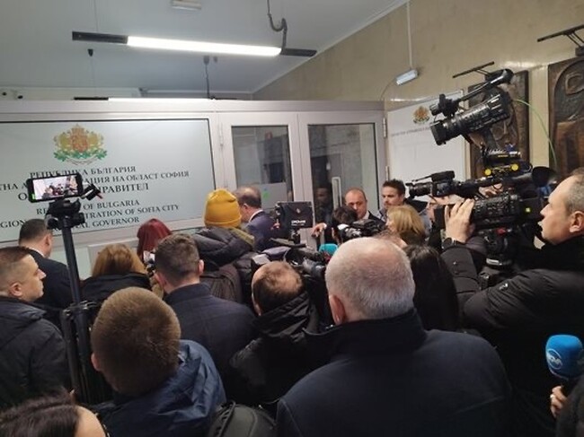 БСП иска оставката на областния управител на София, след като се скри от среща с депутати