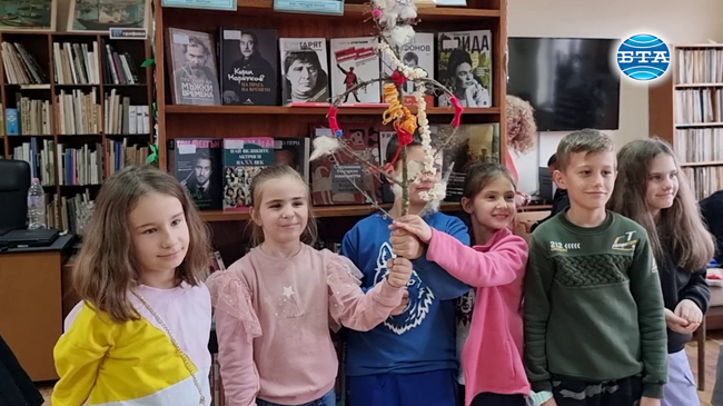 На коледна работилница деца изработват традиционни български сурвакници