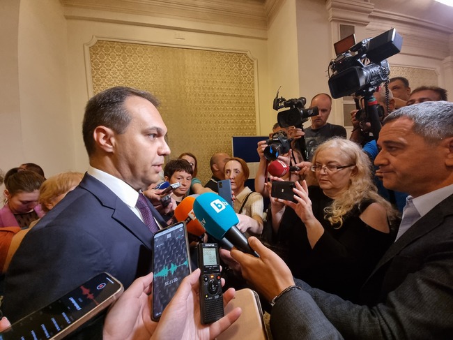 Самолетът, навлязъл на 8 юни вечерта във въздушното ни пространство, е следен през цялото време и е вдигнат изтребител, каза министър Заков