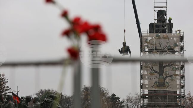 Council of Ministers Funds Security, Scaffolding for Dismantled Monument to Soviet Army