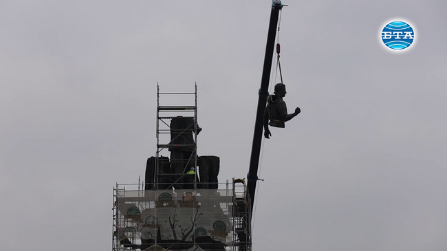 Продължава демонтажът на централните фигури от Паметника на Съветската армия