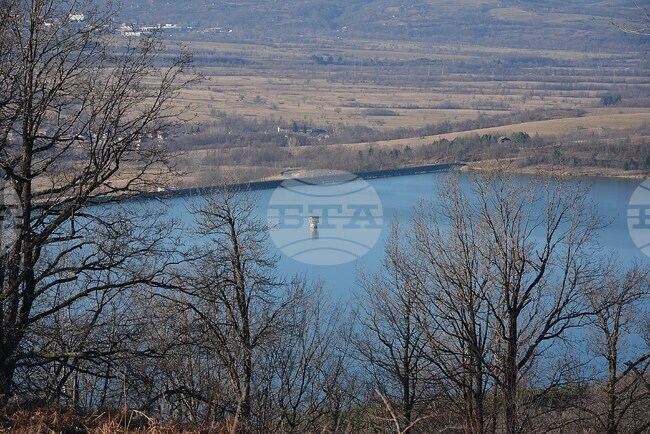 Питейният язовир "Среченска бара" продължава да се пълни и вече е близо до максимума си