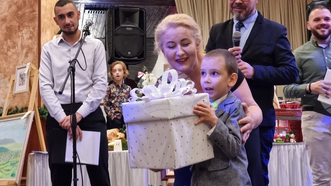 Лични вещи на волейболиста Симеон Николов и на певеца Васил Найденов са в благотворителен търг на Община Тунджа