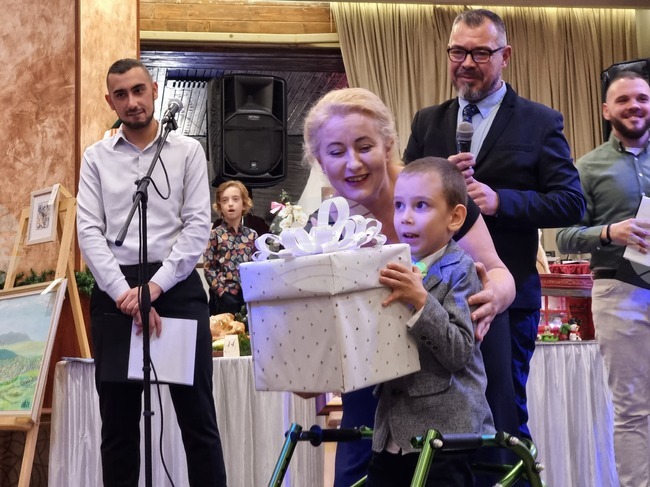 Лични вещи на волейболиста Симеон Николов и на певеца Васил Найденов са в благотворителен търг на Община Тунджа