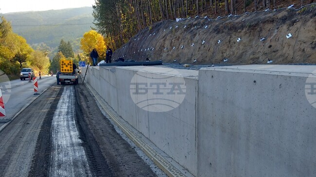 Поради опасност от свличане е ограничено движението в района на анкерната стена на пътя София-Ботевград, съобщиха от АПИ