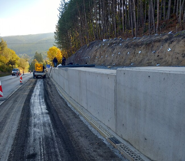 Поради опасност от свличане е ограничено движението в района на анкерната стена на пътя София-Ботевград, съобщиха от АПИ