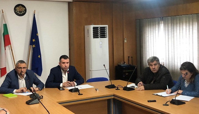 Областният управител Захари Сираков проведе среща с институциите за готовността и безаварийното справяне с прогнозирания „оранжев код“