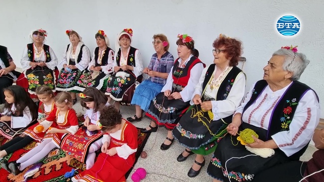 Читалище в Сливенско продава ръчно плетени играчки, за да обнови костюмите на танцовия си състав