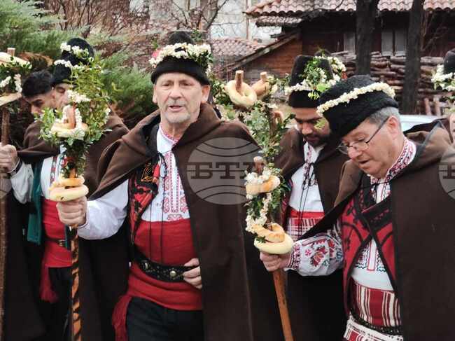 Даскалската Коледарска група от СУ "Г.Раковски“ показа обичаи, свързани с посрещането на Коледа в Котел