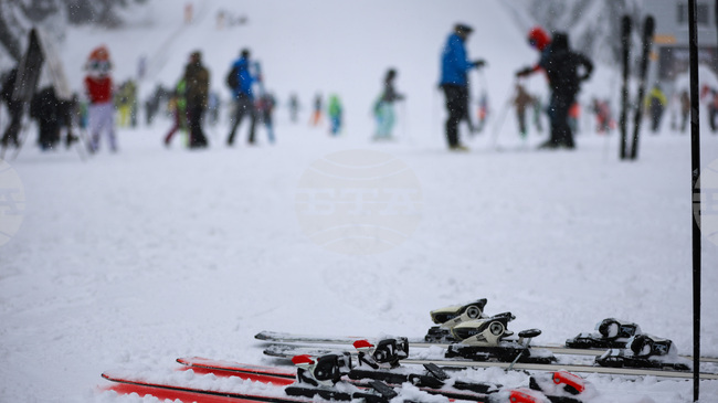 Атрактивно спускане и празнична програма бележат началото на зимния сезон в Банско днес