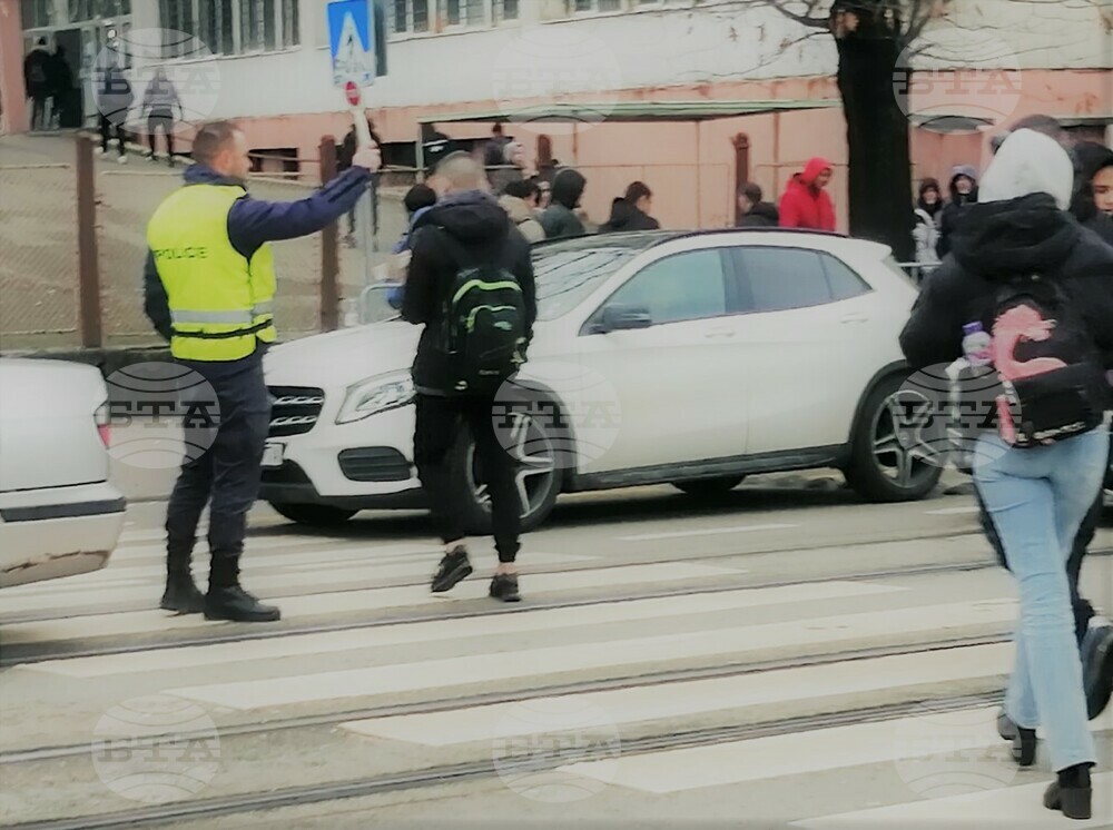 От началото на декември на 115 локации в София служители на СДВР и екипи на „Пътна полиция“ гарантират сигурността на зоните на пресичане, съобщиха от МВР