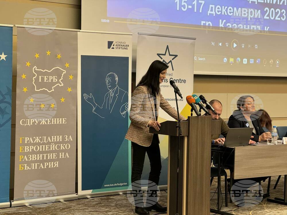 България трябва най-после да има външнополитическа стратегия, заяви в Казанлък Мария Габриел