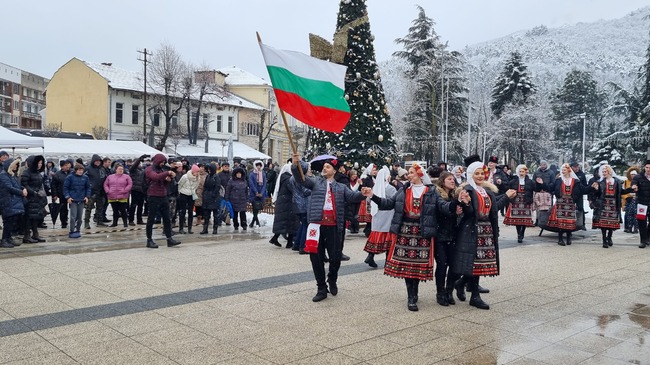 Празник на врачанските вина, ракии и мезета събра за пореден път на централния площад ценители на домашното производство