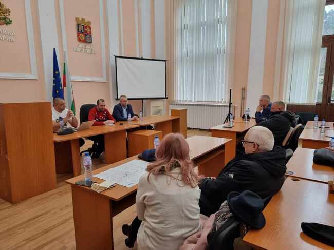 Крисизният щаб в Кюстендил организира институциите за бързи действия по разрешаването на създадени от снеговалежа проблеми в общината