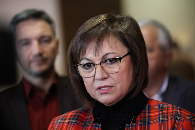 Лидерът на БСП Корнелия Нинова призова президента Румен Радев да не ходи на клетвата на новоизбраните конституционни съдии
