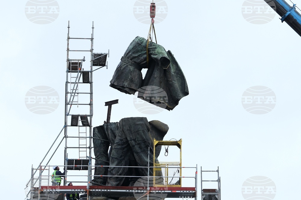 Паметник на съветската армия - демонтаж