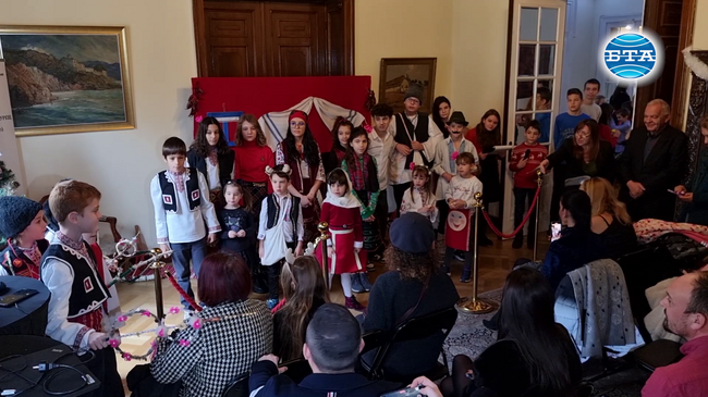 55 деца се включиха в коледното тържество на българското неделно училище “Йордан Йовков” към Посолството ни в Букурещ