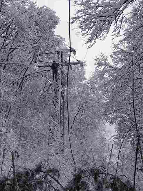 ЕРМ Запад мобилизира допълнителни екипи за възстановяване на електрозахранването към най-тежко засегнатите от снега райони