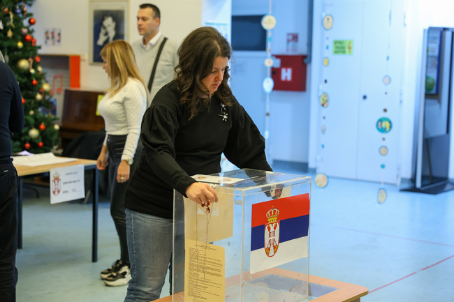 Изборният процес в Сърбия трябва да се подобри значително, заявиха в съвместно изявление Оливер Вархей и Жозеп Борел