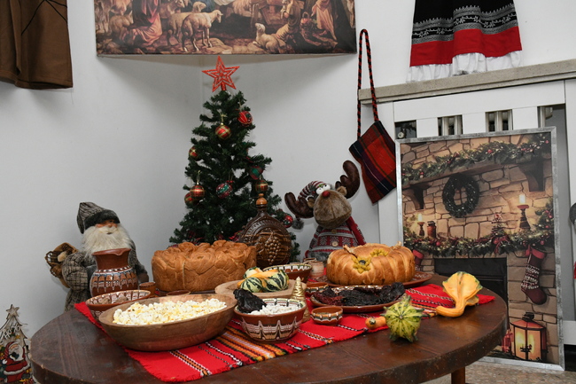 МОН: Ученици от Професионална гимназия „Велизар Пеев“ в Своге създадоха коледно настроение в МОН