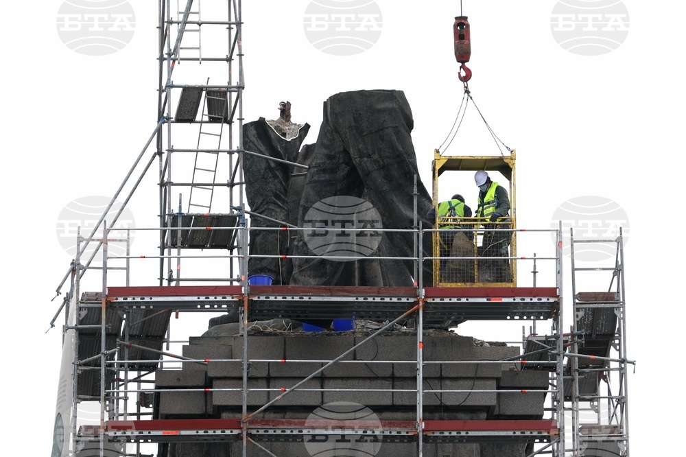 Паметник - демонтаж