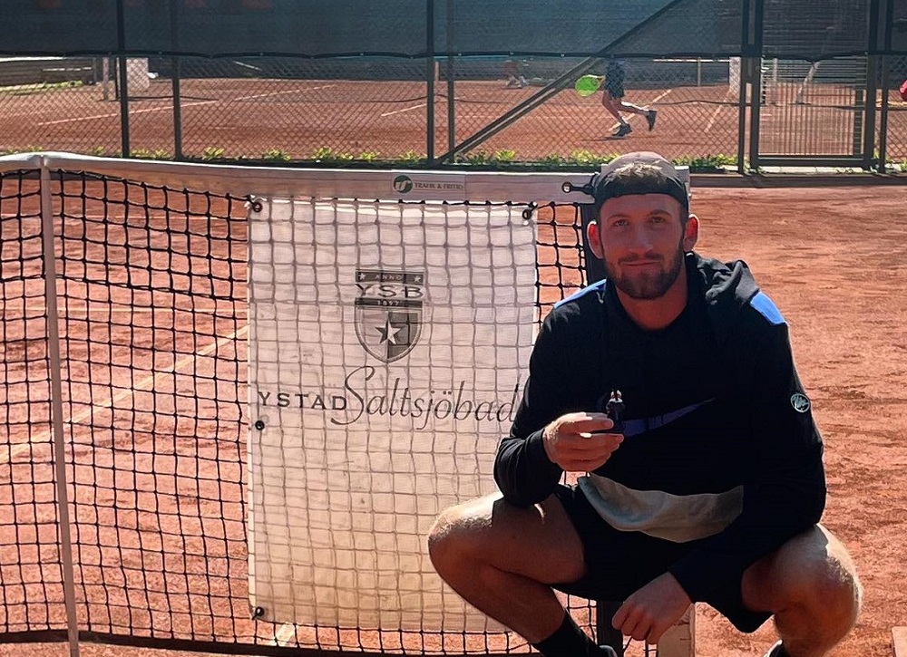 Българските тенисисти Янаки Милев и Леонид Шейнгезихт ще играят един срещу друг на четвъртфиналите на двойки на турнир в Испания