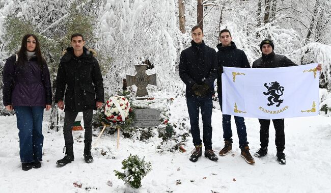 Възраждане: Представители на младежкото "Възраждане" поднесоха венец на лобното място на кап. Димитър Списаревски 