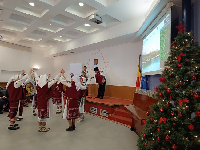 С български народни танци и кукери бе открита празничната програма по случай Деня на националните малцинства в Румъния