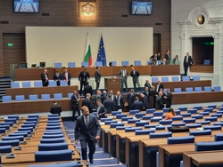 Парламент - извънредно заседание