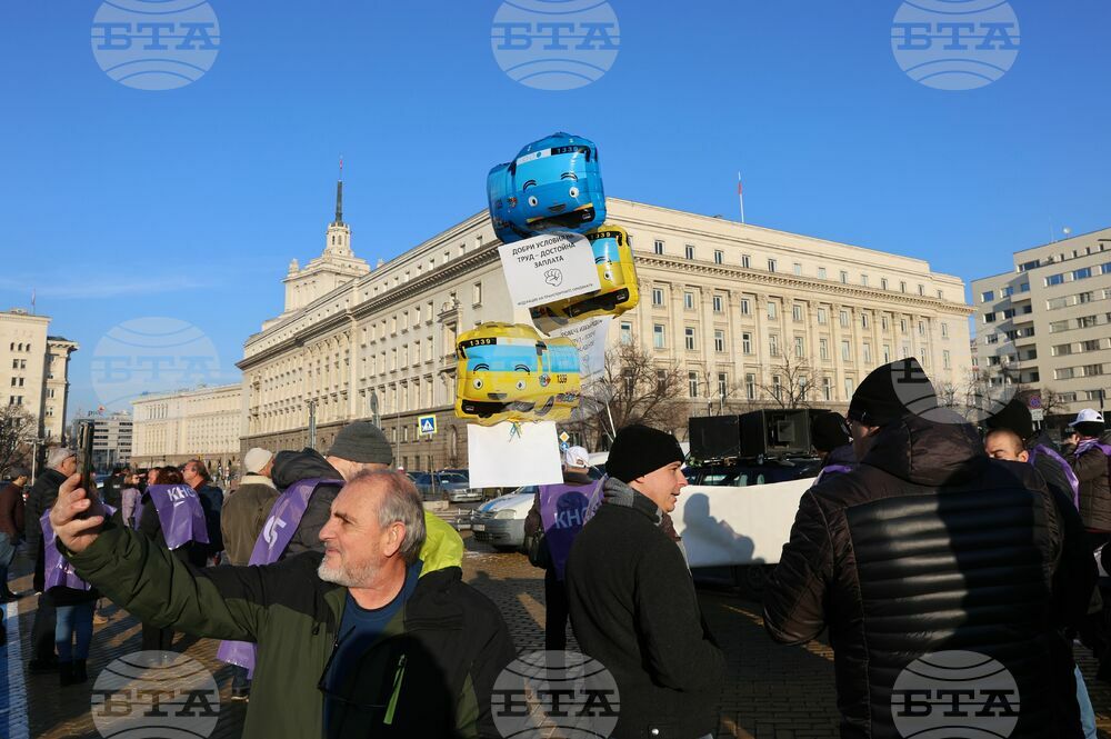 Unions Protest in Central Sofia for Higher Pay, Block Traffic