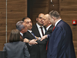 Парламент - извънредно заседание