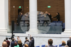 Парламент - извънредно заседание