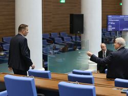 Парламент - извънредно заседание
