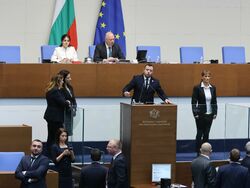 Парламент - извънредно заседание