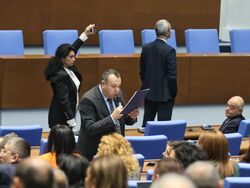 Парламент - извънредно заседание