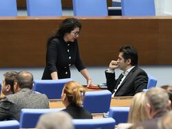 Парламент - извънредно заседание