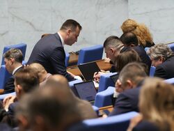 Парламент - извънредно заседание