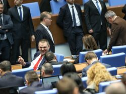 Парламент - извънредно заседание