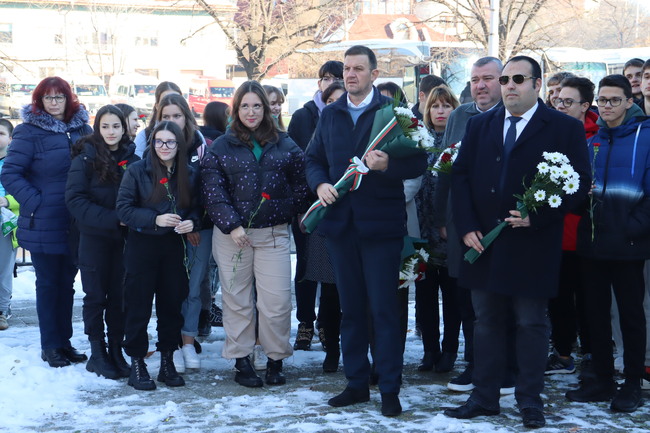 Община Хасково: Хасково отдаде почит пред паметта и делото на Капитан Петко Войвода 