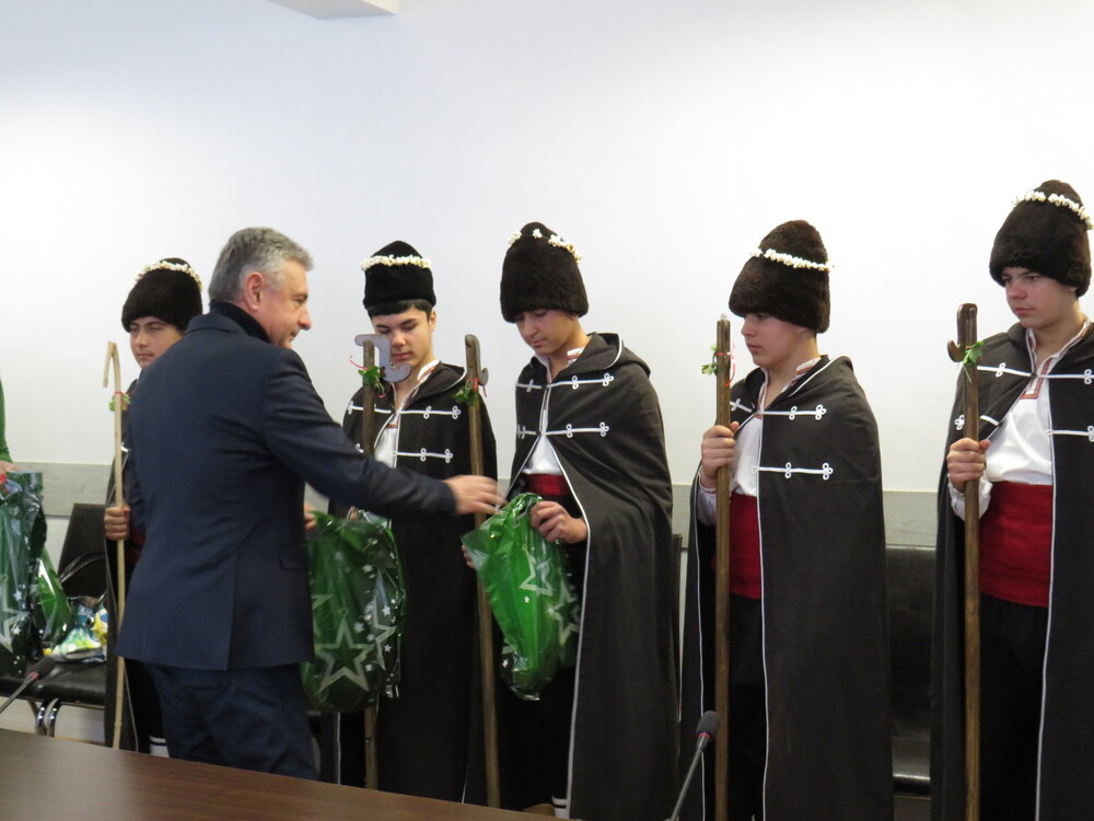 Коледари наричаха за здраве и благоденствие в Областна администрация Шумен