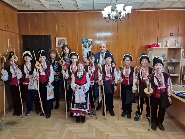 Община Кърджали: Коледарчета гостуваха в общината