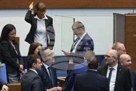 Парламент - извънредно заседание