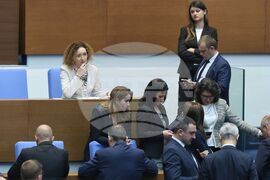 Парламент - извънредно заседание