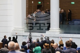 Парламент - извънредно заседание