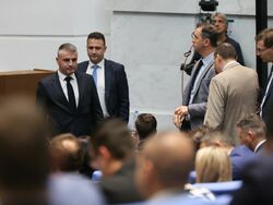 Парламент - извънредно заседание