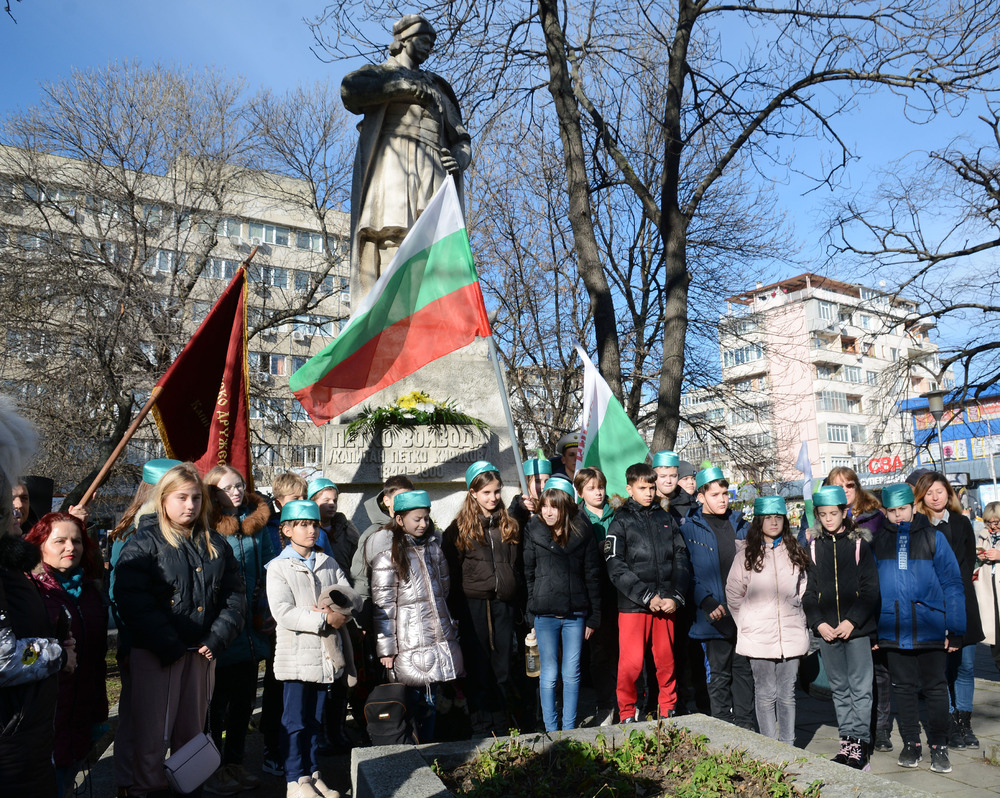 Община Варна: Кметът Благомир Коцев положи венец пред паметника на Капитан Петко войвода