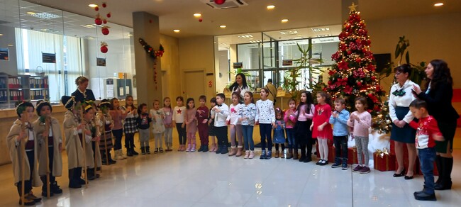Община Каварна: Коледно настроение от ДГ „Здравец“ в общинска администрация