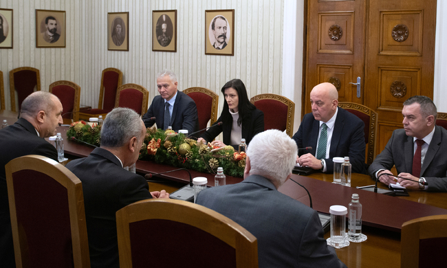Президентът Румен Радев проведе среща с вицепремиера Мария Габриел и ръководителите на службите за сигурност за обстановката в Близкия Изток и състоянието на българските граждани на отвлечените кораби в региона